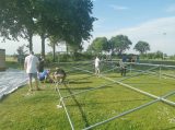 Opbouwen tent op sportpark 'Het Springer' (dag 2) (2/43)